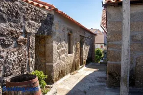 Spacious Family House in Nogueira with Garden - Image 1