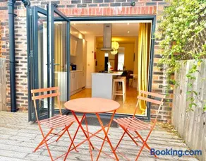 Beautiful 3 Bed House in Altrincham with Free Parking - Image 5