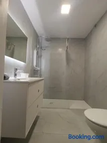 Apartamento reformado en 1ª linea de playa con terraza - Image 3