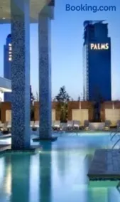 Palms Place Studio with Balcony & Strip View - Image 2