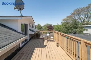 Loft-Style Retreat Private Deck in The Beaches - Image 2