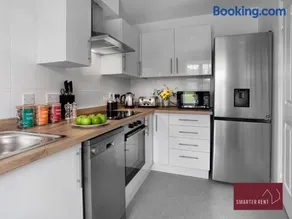 Bracknell - Modern 2 Bedroom House - With Parking - Image 5