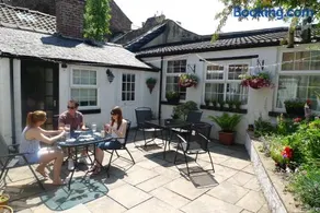 Courtyard Cottage - Image 2