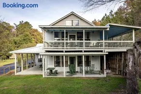 Spacious Triplex Cabin with Lake View & Fishing Pier, Shared Outdoor Deck, Near Zwolle, LA - Image 1