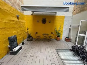 Valletta Collection - Merchant Str Apartment with large yard - Image 1