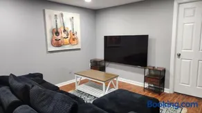 Charming 5 Bed with Spacious Yard with HotTub - Image 3