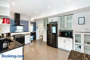 Luxurious Lakeview Oasis in the Heart of Hamilton With Large Backyard - Image 5