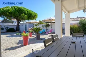 Beautiful family house with a large terrace - Image 2