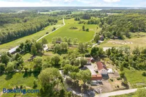 Prästgården i lantlig miljö med fyra sovrum, dusch, kök och vardagsrum - Image 2