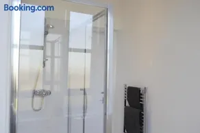 Contemporary 1 Bedroom Edinburgh Flat - Image 3