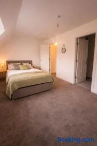 New Build 3-Bed in Rotherham Fast WiFi, Garden & Driveway - Image 4