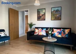 2 Bedroom Flat near Redhill train station, easy access to Gatwick & London - Image 3