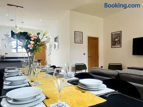 Twilight House -Wyndale Living- B'ham JQ Townhouse - Image 3