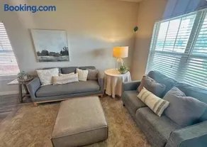 Modern Townhouse Retreat - Image 2