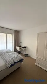 Knokke zeedijk met frontaal zeezicht nabij Rubensplein en casino, 20m van het strand - Image 1