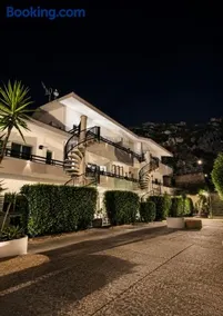 Albatros Apartments - Image 1
