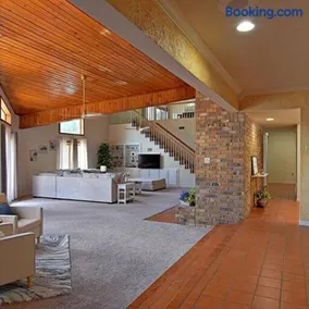 Mansion on 5ac with pool and indoor court, 5bdr, sleeps 14 - Image 2