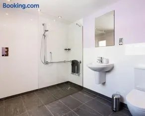 No27 Willowbank - Image 3