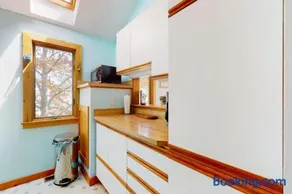 Enchanting dog-friendly ocean view home with kitchen, grill, balcony, TV, & deck - Image 4
