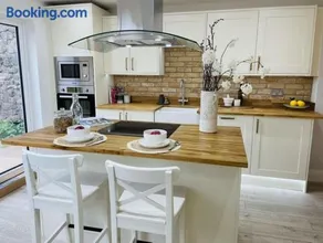 Luxury 3 Bedroom Cottage Retreat Near Bridgend Beaches M4 with Garden Workspace Sleeps 6 - Image 4