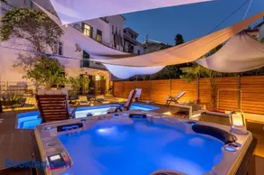 Evala luxury rooms with pool and garden - Image 3