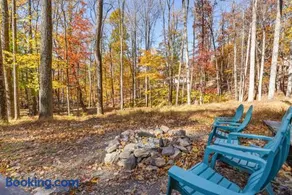 Cozy w Fire Pit Grill Deck Screened Porch WiFi - Image 4
