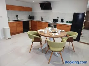 Detached Cottage in heart of Castle Donington with private parking - Image 2