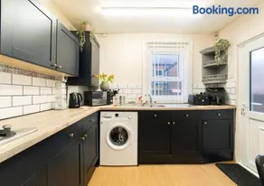 Best Work Stays 4 Bedroom Washer FreeParking - Image 5