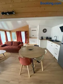 Chalet bois cosy indépendant climatisé avec petit jardin proche rivière d'Ain - Image 2