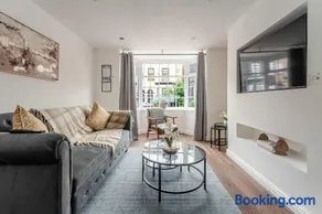 3BR Home Parking WiFi Manchester Sleeps 8 - Image 1
