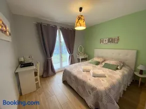 Chambre d'hôtes la Suite Maximinoise parking privé à 5mn de Chantilly et à proximité de Senlis et autoroute A1,Parc Astérix, Pierrefonds, Compiegne, Aéroport Roissy Charles de Gaulle - Image 4