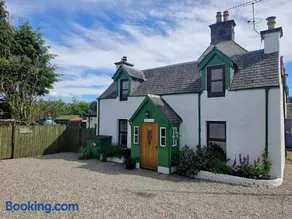 Loch Ness village cottage for 2 with free parking & pets welcome - Image 1