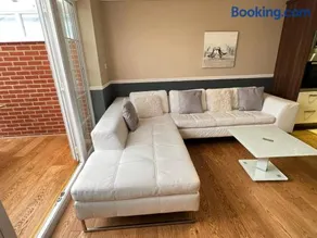 Lovely 4 Bedroom Town House in Sittingbourne 7 beds - Image 3