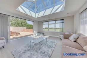 Luxury Cottage, Dog Friendly, Stunning Views, Private Garden - Image 2