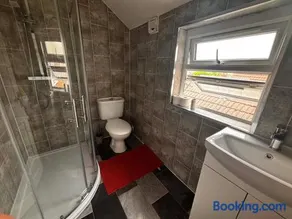 Lawson house Tv with Sky sports close to beach, football stadium, town centre - Image 2