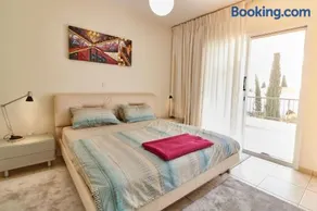 Cozy 3-BD Villa Natalia, Walk to Beach - Image 3