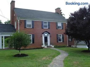 Welcome to your private cozy Suite #2, 2 Bedrooms, Sleeps 1- 4 near LU, Stadium & general hospital - Image 1