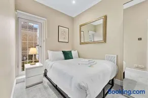 Charming 2 Bedroom Retreat, Steps from Station, - Image 2