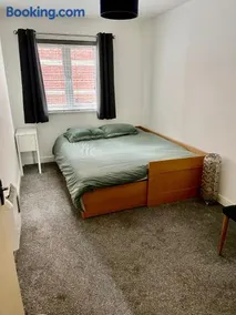 Large 2 bedroom apartment, 4 beds one 1 en-suite, Free parking Nr Chelt Elmore and Quays - Image 4