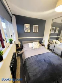 Stylish home in Linlithgow Near Edinburgh Airport Free parking Free WiFi - Image 2