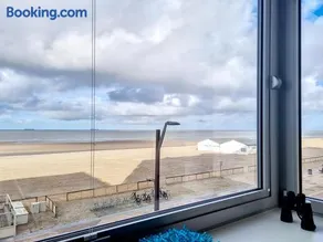 Luxe app Knokke-Heist met strand cabine - Image 1