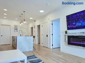 Family Modern 1BR and Den Condo - Apartment with City View, Downtown, Balcony, Free Parking & In-Suite Laundry! - Image 4