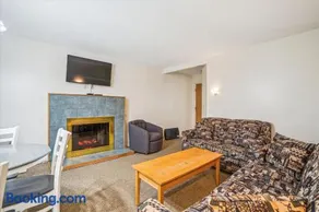 Cedarbrook Queen Suite 108 - Image 3