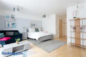 Modern Spacious studio close to station - Image 1