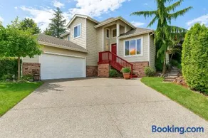 Entire house with Four Bedrooms, Hot Tub, BBQ, Private Backyard, FREE WiFi and Parking, near Seattle, EV - Image 1