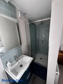 Saoirse New Cosy 1 Bedroom En suite Apartment - Image 2