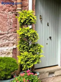 Reidochie Stables luxury haven overlooking garden - Image 2