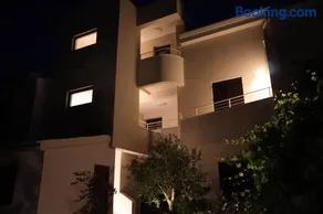 Bianco Deluxe Apartment - Image 1