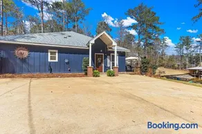 Bella's Cove - Image 1