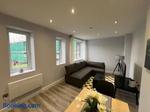 Queen Apartment - En-Suites - High Spec - 7 Guests - Image 1